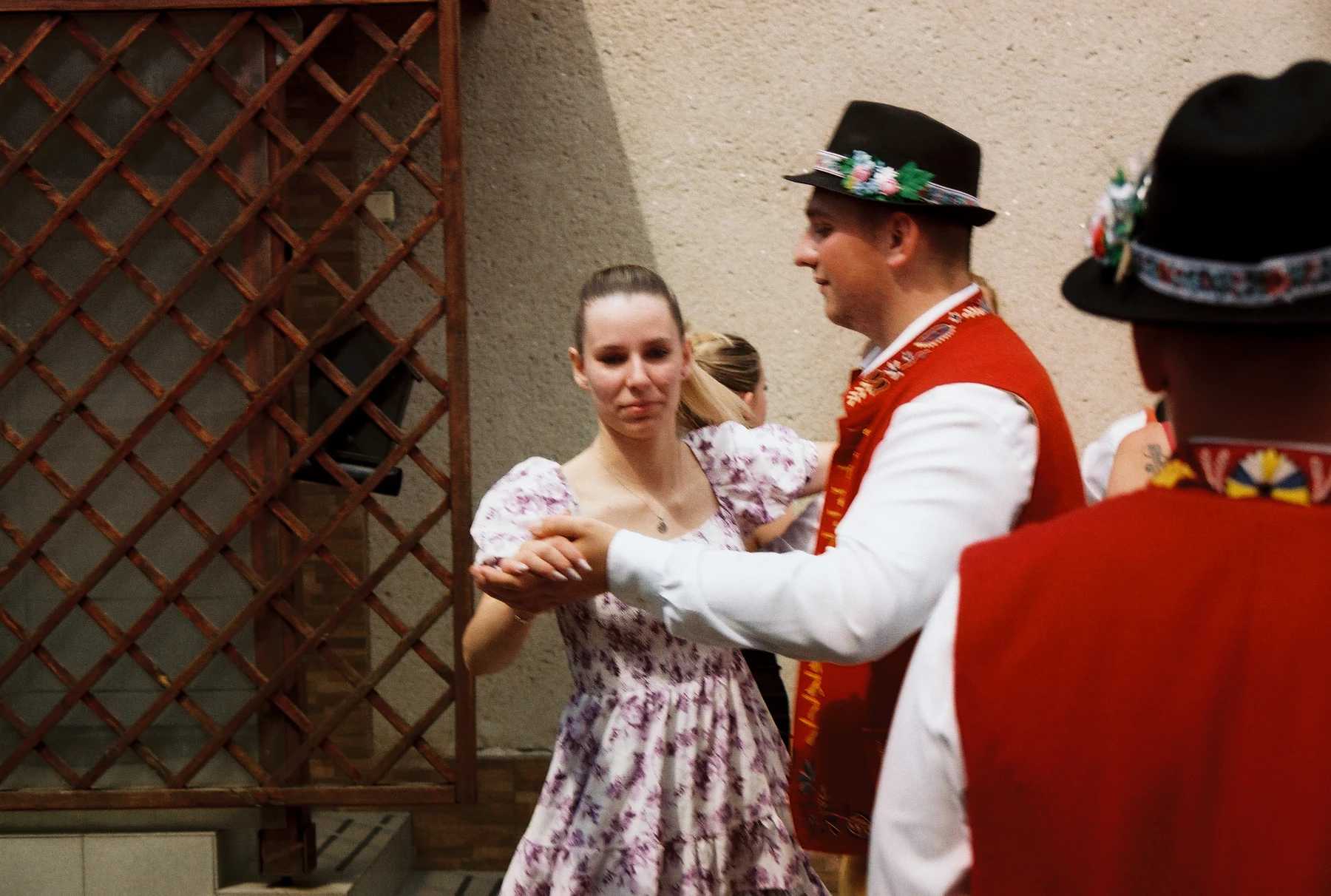 Žena a muž v kroji při tanci