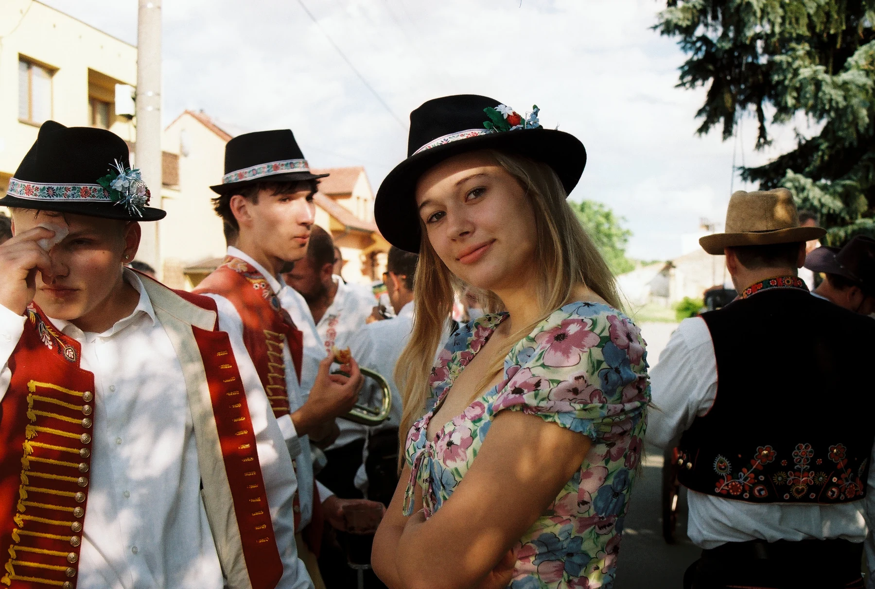 Žena v květovaných šatech a klobouku