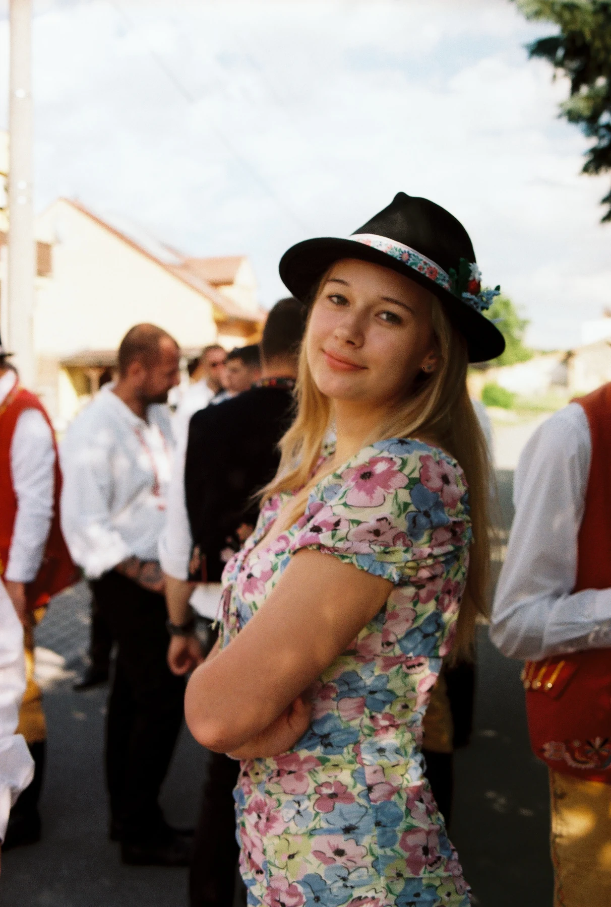 Žena v květovaných šatech na ulici