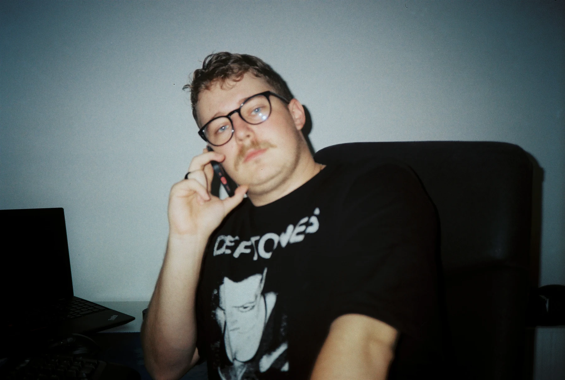 Portrét muže s brýlemi