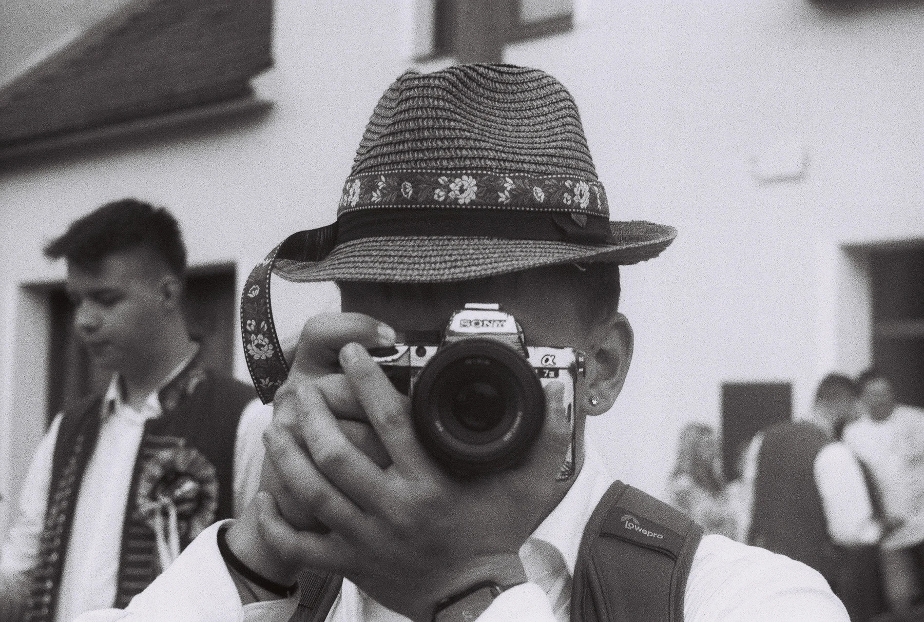Muž v klobouku fotografuje