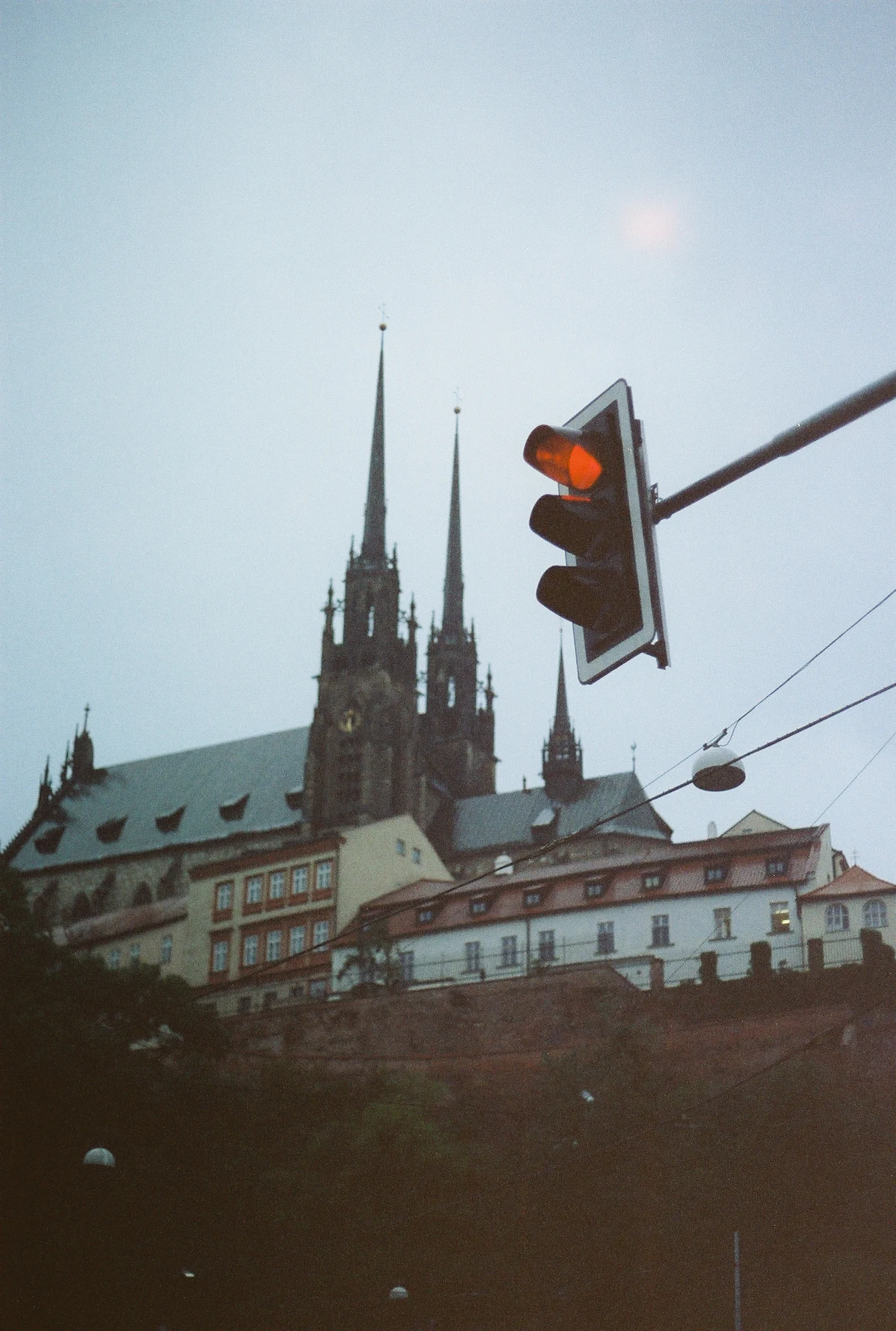 Semafor a věže nad střechami města