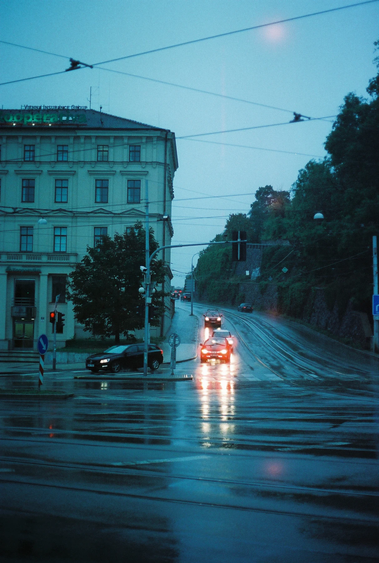 Tramvaj a odrazy na mokré ulici