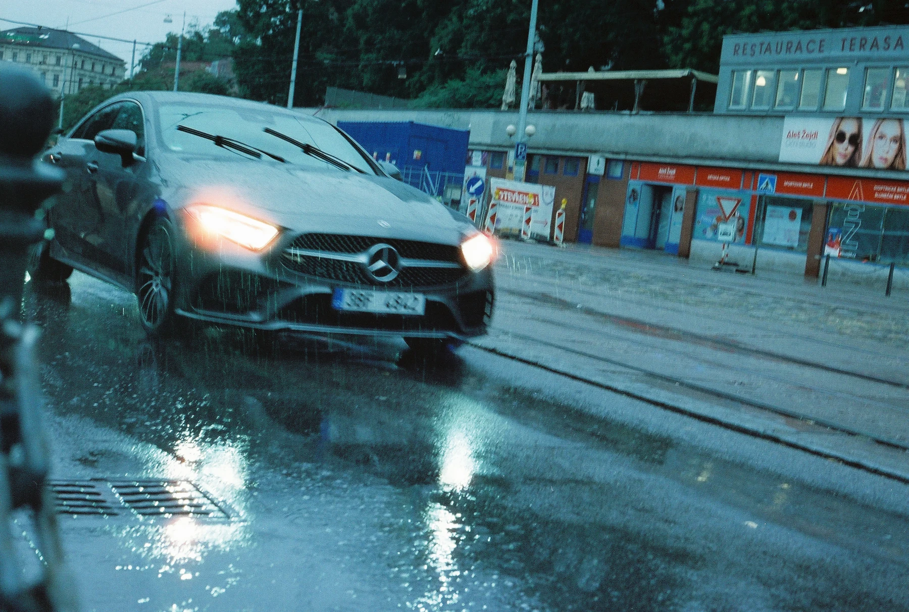 Auto projíždí deštěm