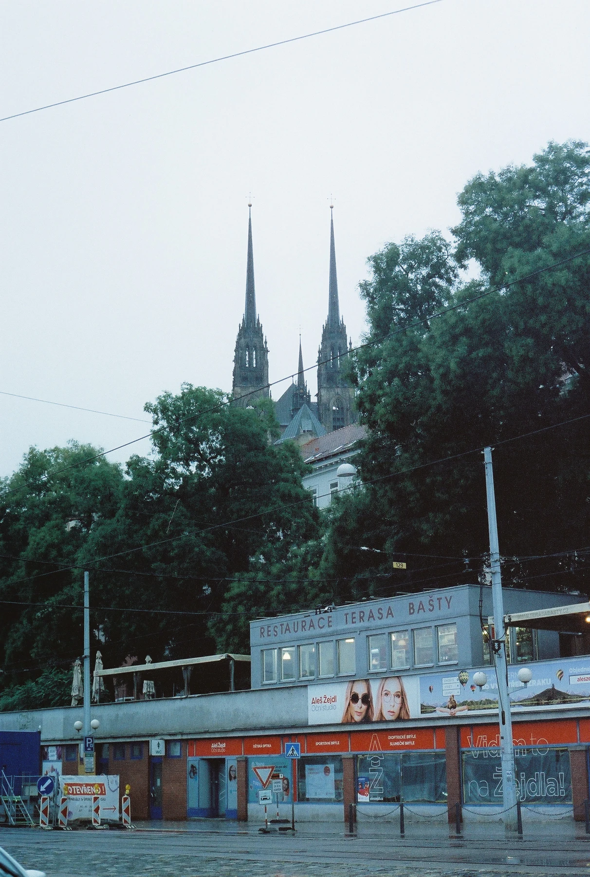 Věže nad zastávkou a tramvajovými dráty