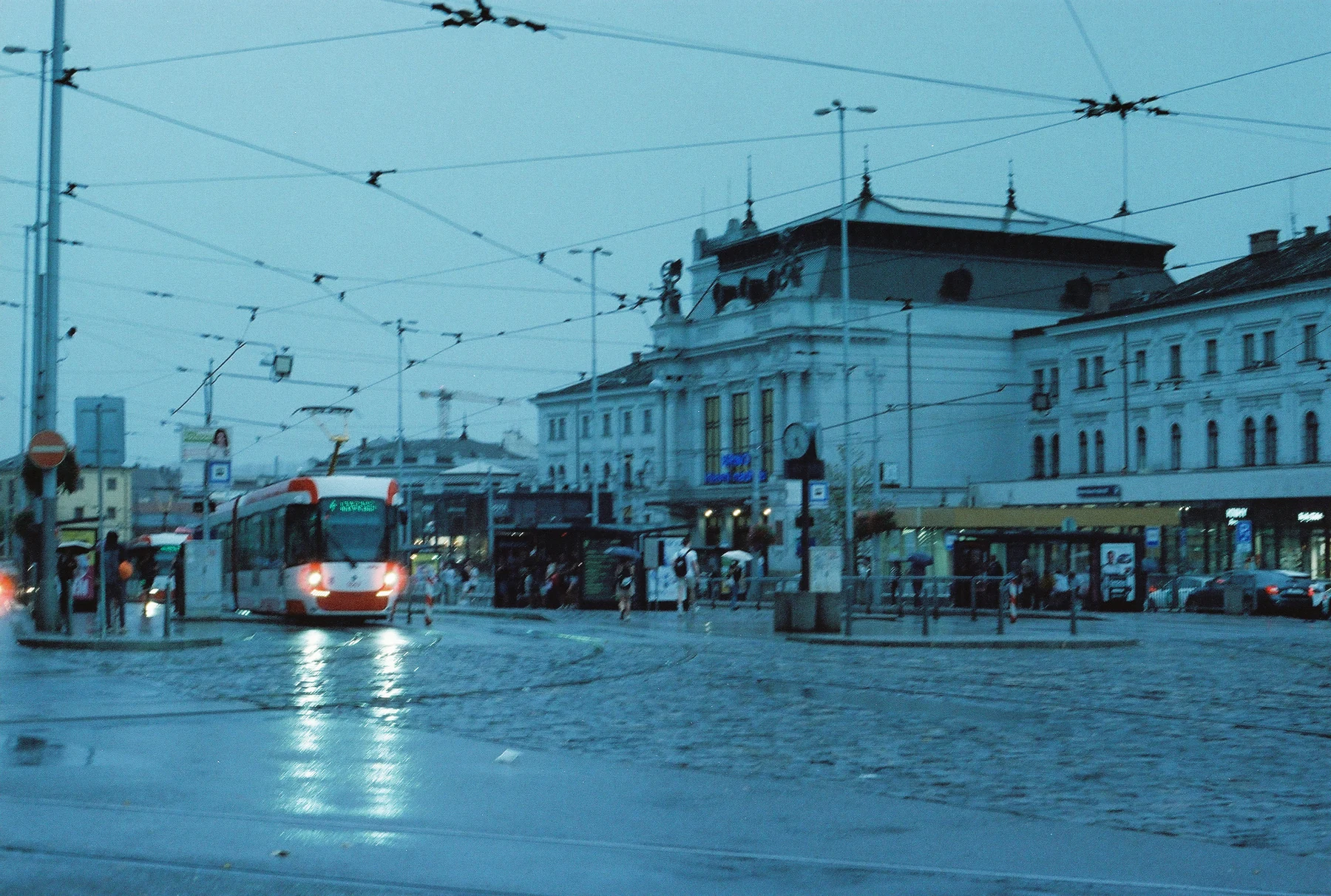 Tramvaj na deštivém náměstí