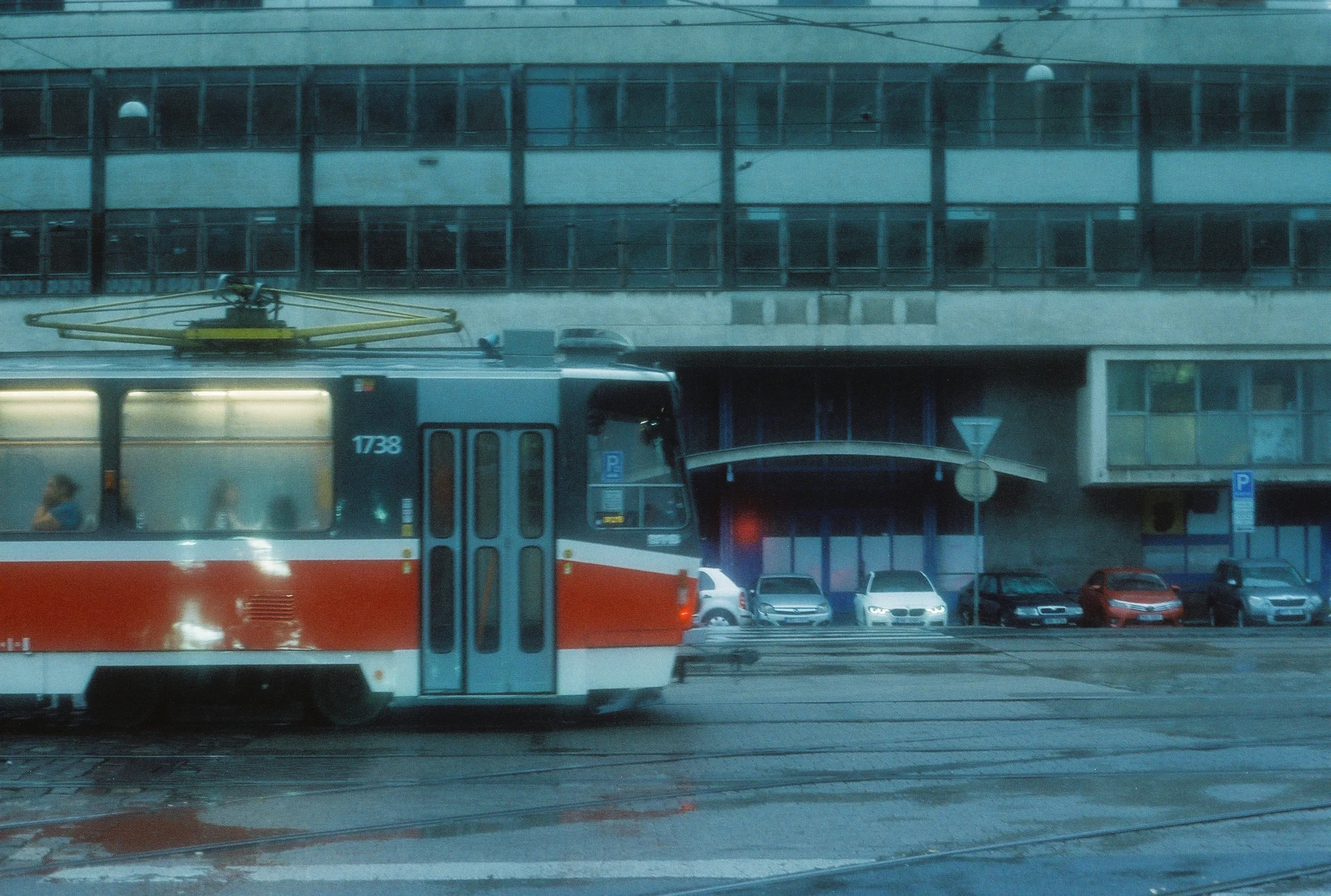 Jedoucí tramvaj na mokré vozovce