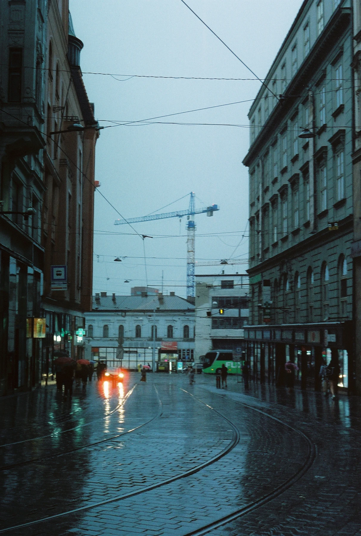 Pohled ulicí s tramvajovými kolejemi